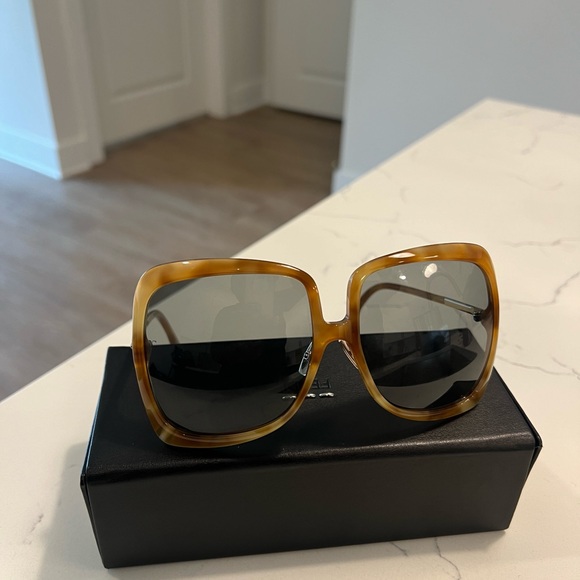 Fendi Oversize Brown tortoise color sunglasses - Picture 6 of 6
